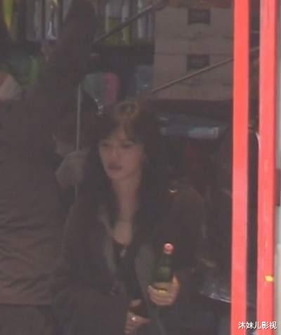 鞠婧祎|曹郁探班老婆姚晨拍戏，站一旁插不上话只盯妻，陪拍1天超贴心