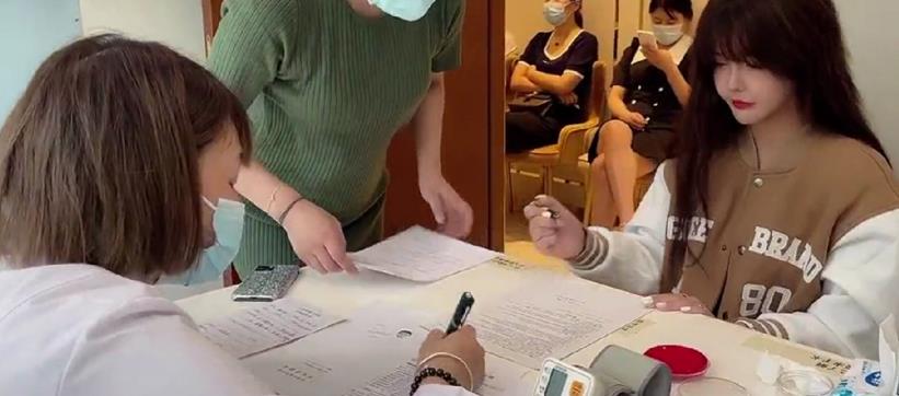 韩安冉|韩安冉又整容了！视频记录整形过程，网友：脸都歪了还整呢！