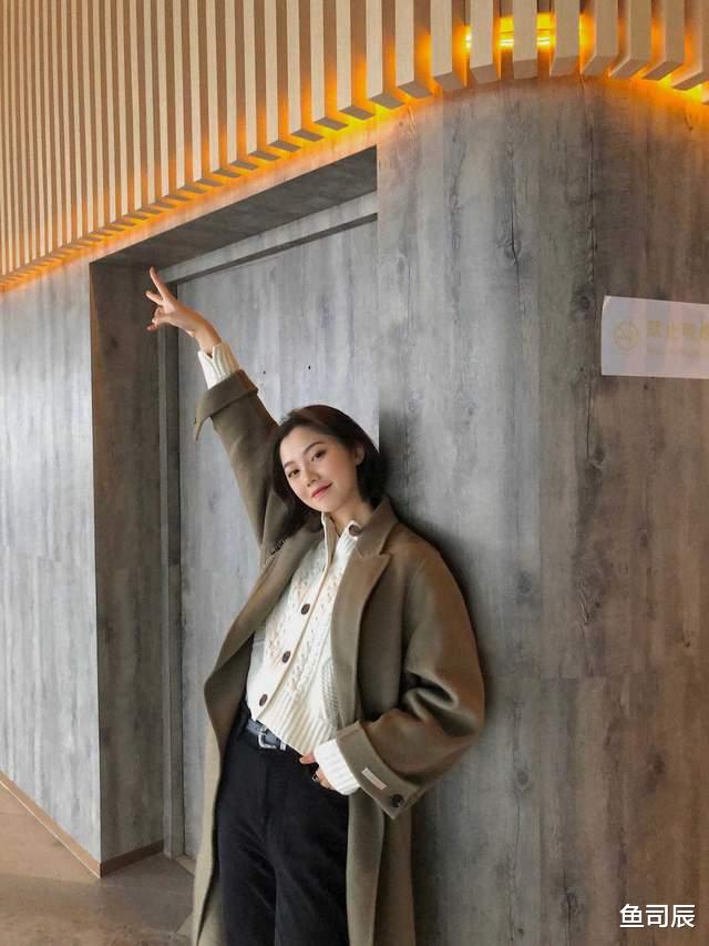鱼司辰 降温了,大衣下装搭配上裙子,展现出女性魅力,高级干练又时髦