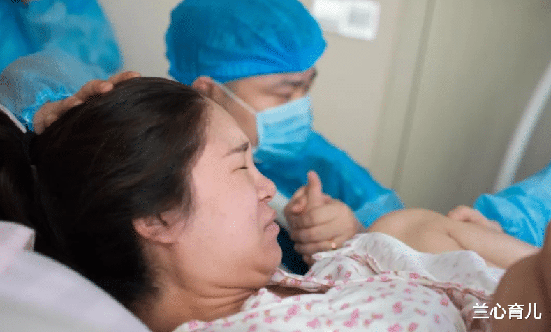 兰心育儿|一样大的好闺蜜，一个18岁生娃一个38岁生娃，生活如云泥之别