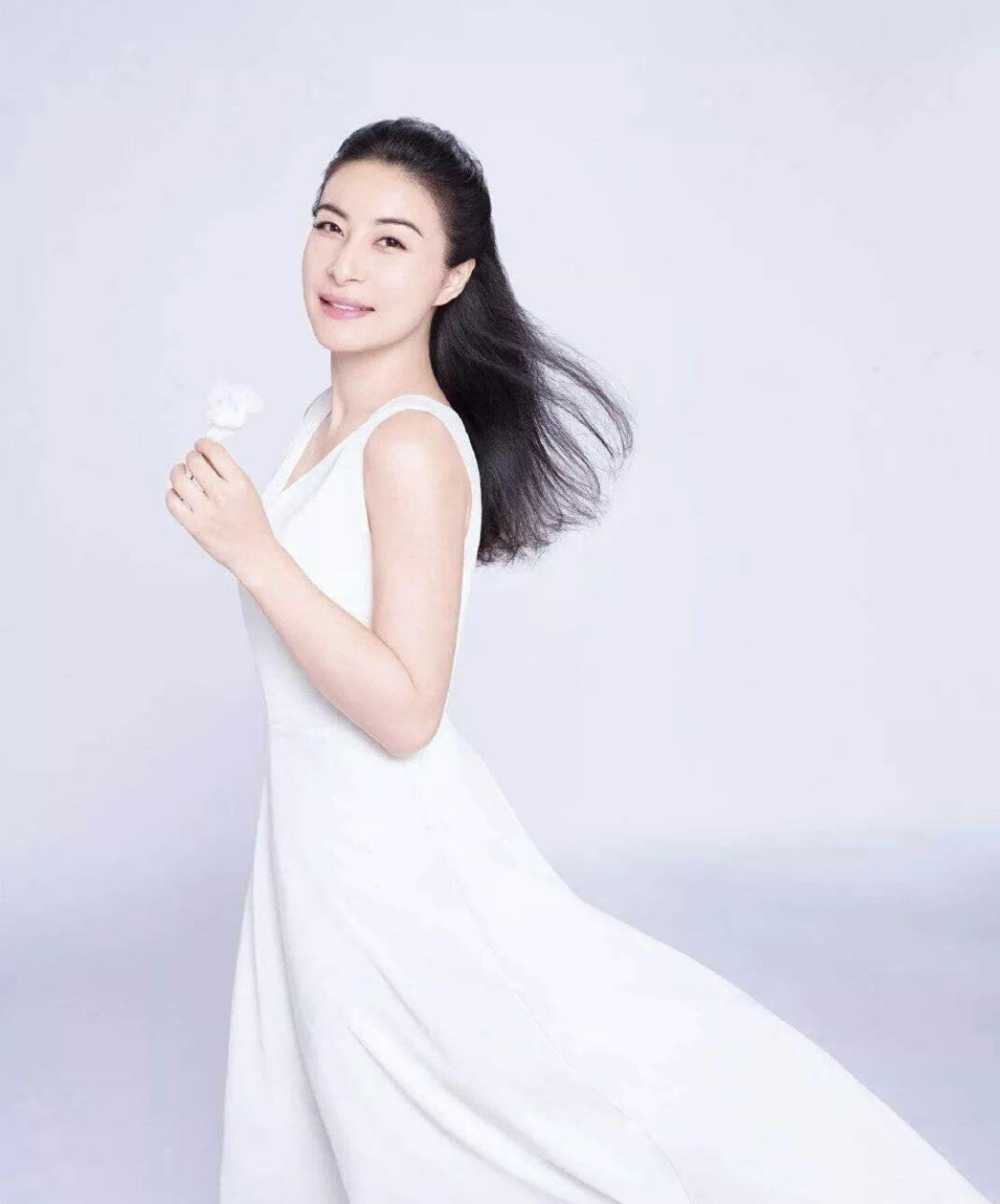 郭晶晶|郭晶晶难得背15万爱马仕出门，走路样子像遛弯阿姨，真没阔太架子