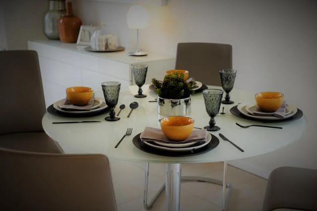 餐桌怎么选？石材or木材，长桌or圆桌，莫要大意选错