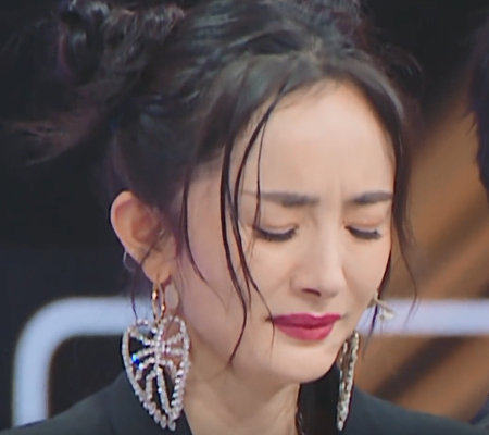 杨幂|杨幂录《王牌6》遭遇卸妆惩罚，看到最终效果，像开了白月光滤镜