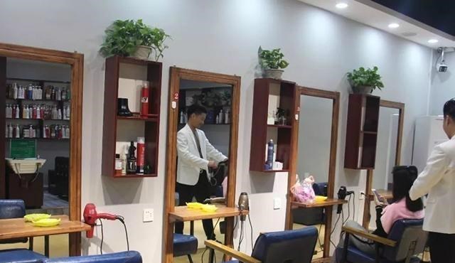 文峰|10块一次的理发店，老板为何能年赚20亿？这些“套路”让男性上钩