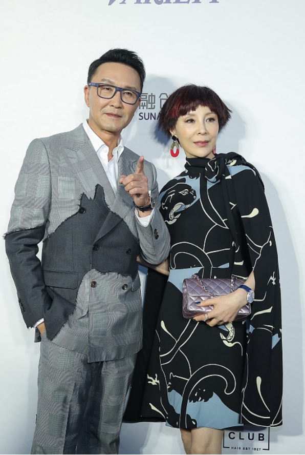 穿衣搭配 没想到吴刚妻子也这么美，穿黑衣配短发真优雅，看着也挺年轻的