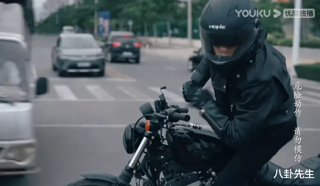 国产剧|国产剧真敢拍！女主坠楼安全落地，神仙打架用枪，古代惊现热气球