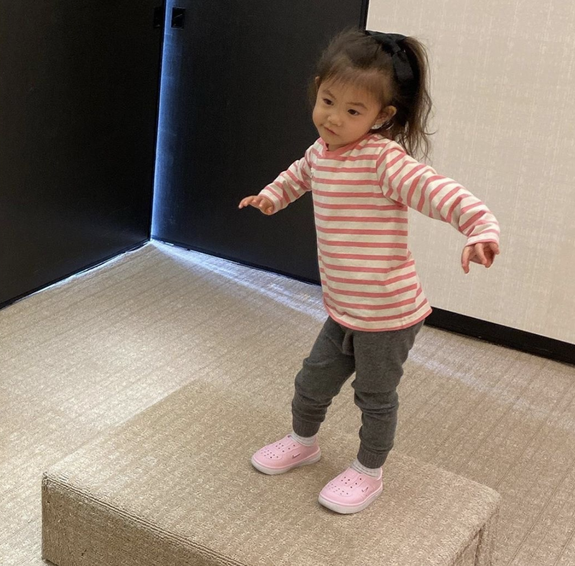 姚晨|秦舒培母女拍广告，Alaia活泼灵动拍摄专业，颜值太高被赞像陈冠希