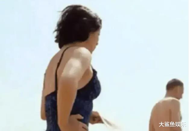 娱乐圈|金星罕见穿一袭深V比基尼在海边戏水，傲人曲线让她老公都看直了眼