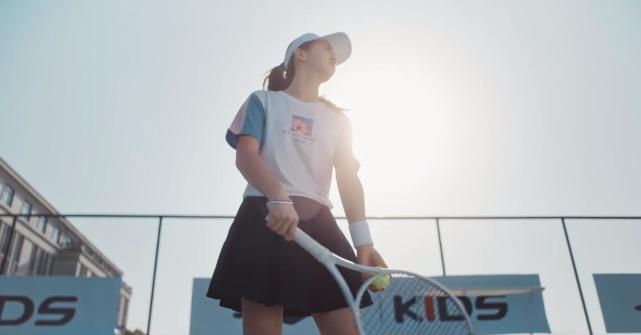 13歲森碟打網球過六一，滿頭大汗眼神堅毅，玩滑板化身酷颯女孩-圖6