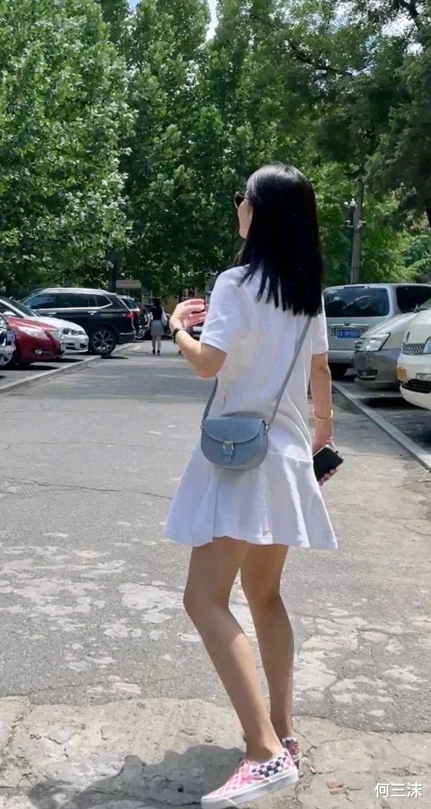 何三沫|在炎热的夏季，可以选择干干净净的穿搭，清纯又不失高级