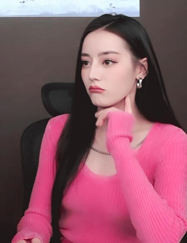 迪丽热巴|迪丽热巴直播过程频繁遮肚子，当她把手拿开后，弹幕：我眼花了？