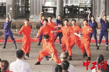 中工网 视线:全总文工团慰问演出情暖快递小哥