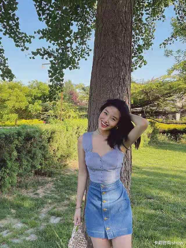 卡莉时尚show|杨采钰太有东方美了，随便打扮都美得大方，穿背心都有法式风情