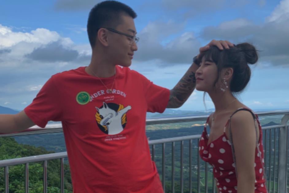 猫妹妹|时大漂亮被指责挖墙脚，无奈开播澄清，称自己与猫妹妹只是好姐妹