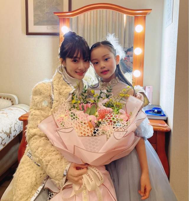 李小璐|李小璐母亲节秀母爱,甜馨身高直逼妈妈肩膀,母女变装风格百变