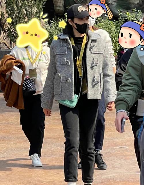 张卫健|张卫健张茜:参加聚会,女方抖腿抽烟旁若无人,男方一脸烦闷