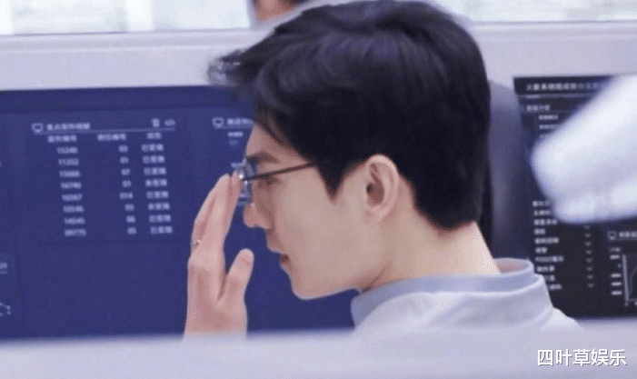 鹿晗|《荣耀》搜神号发射，38岁于途戴眼镜好苏，哪知手上的婚戒更抢镜