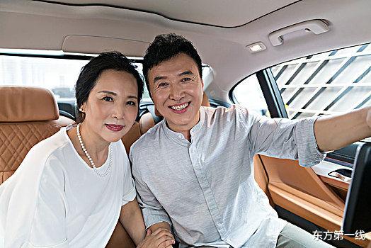  52岁大妈和35岁小伙再婚，因为生活太寂寞，大妈：他让我很满足