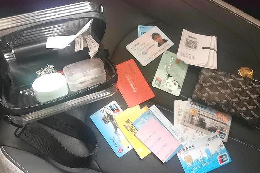 胡了說扒道 小長假最后一天，好司機(jī)放棄營運(yùn)，放空給乘客送還手提包