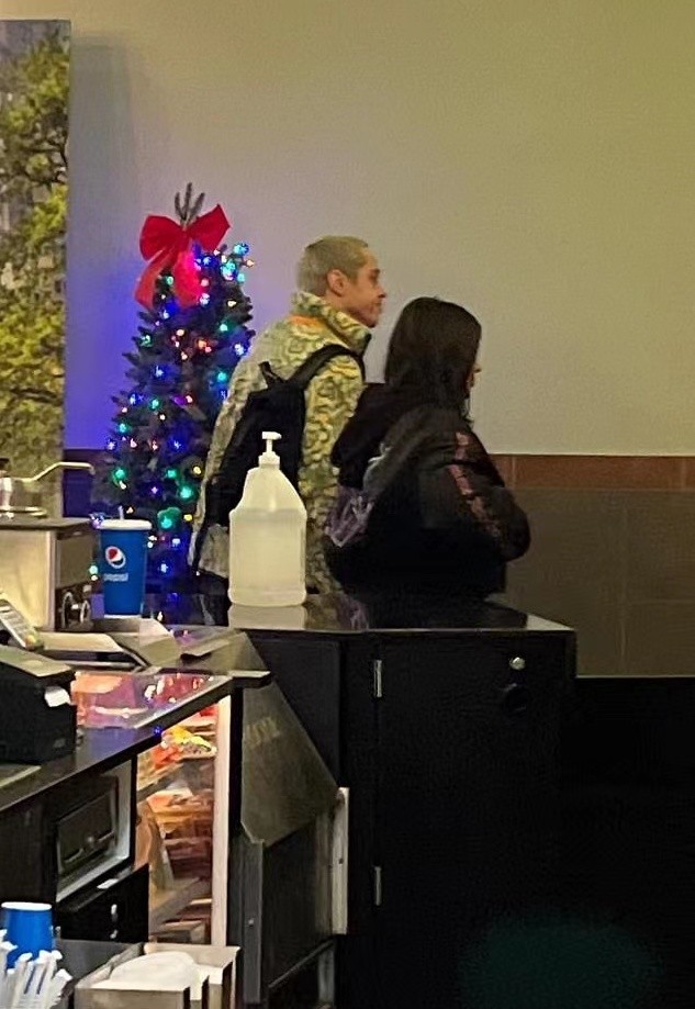 金·卡戴珊|金卡戴珊的穿衣风格大变样！连帽卫衣好显嫩，与鲜肉男友高调约会