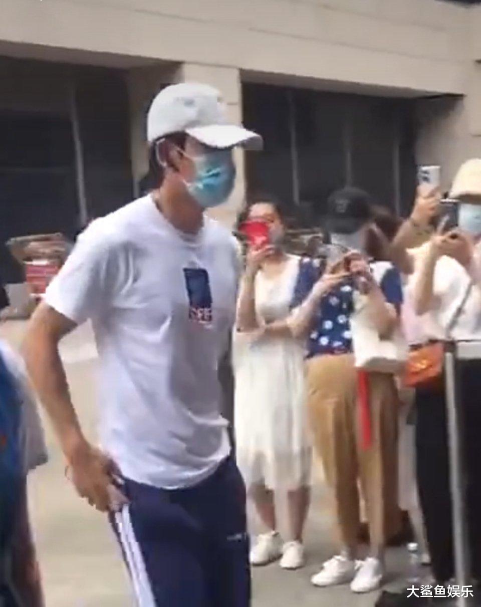 张哲瀚|张哲瀚到底有没有被粉丝认出来？从镜头当中我们就可以看出来真相！