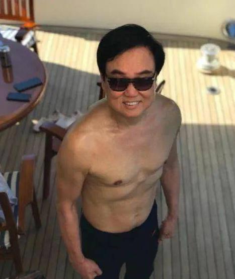 |晒晒黄百鸣住的豪宅，内景装修简单，在卫生间秀自拍还有马甲线