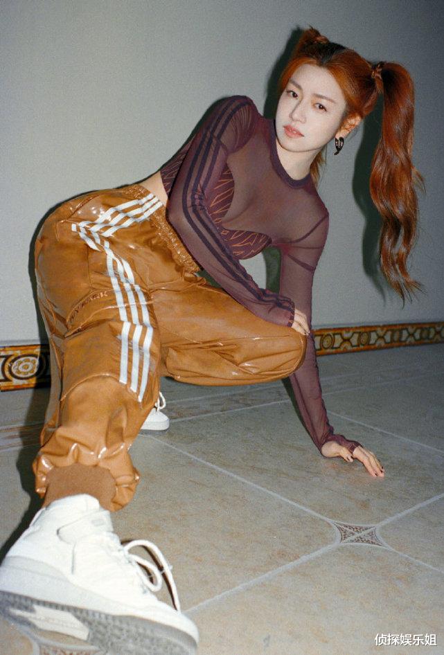|37岁陈妍希扎双马尾扮少女，露脐装配皮裤羽绒披肩，装扮太另类