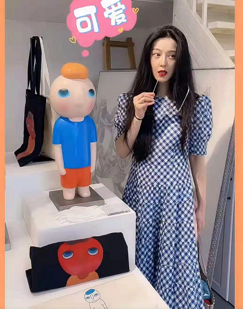 时尚风行派|39岁范冰冰真是爱扮嫩！穿格纹裙逛街跟路人没差别，巨星风采不再