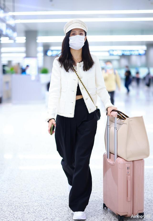 佟丽娅|佟丽娅离婚后重拾少女感,蓝色羊羔毛配熊头装饰,直面镜头无压力