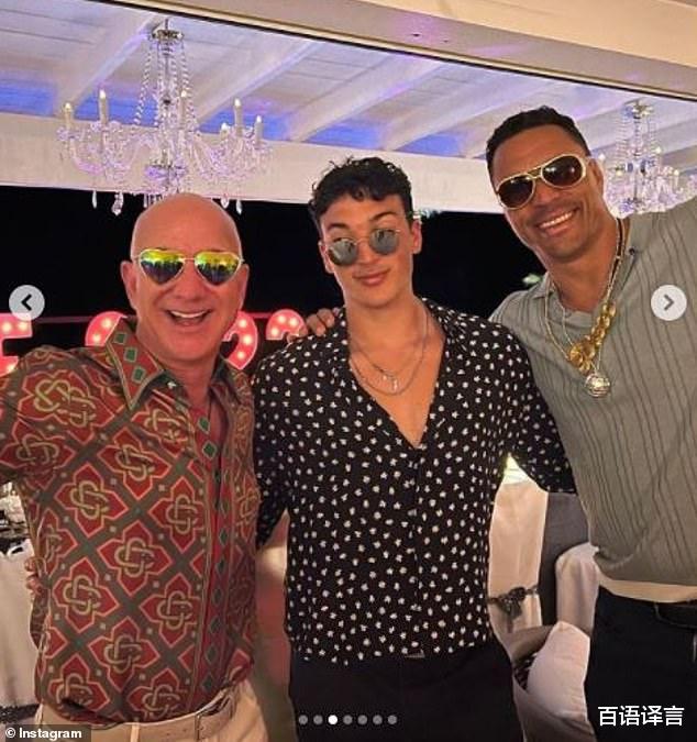 |前世界首富和女友继续度假!女友穿抹胸衣秀丰满,52岁身材如少女