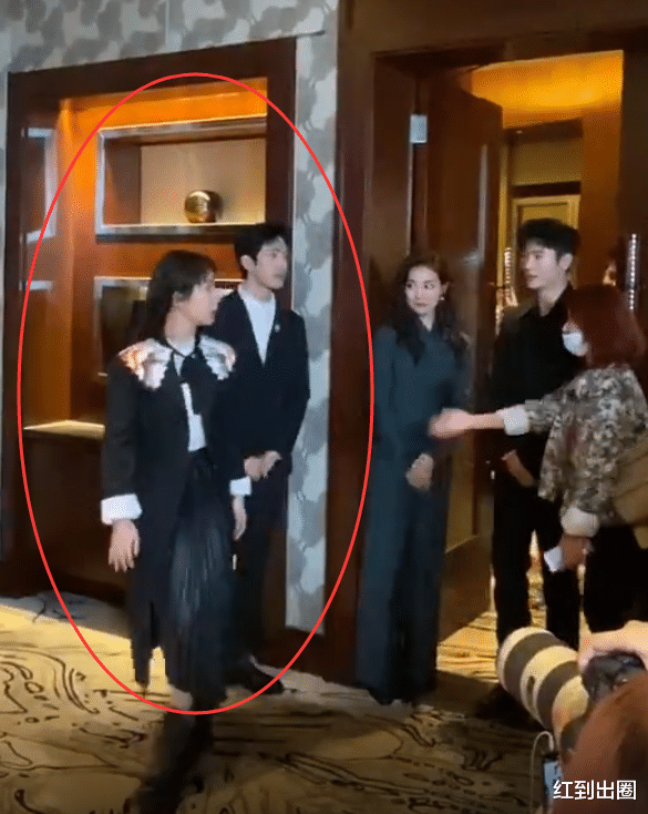 大S|女明星被造型师坑惨了！杨紫穿成120斤，沈月显老，张嘉倪像大妈