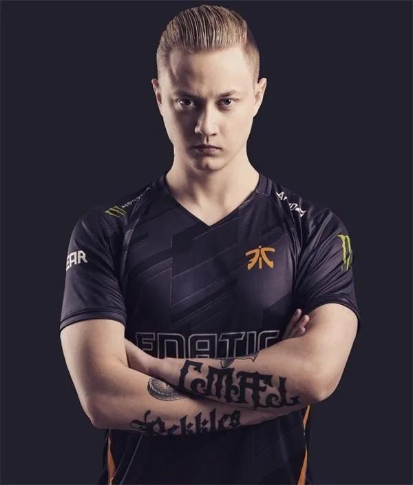 rekkles|欧洲转会期玩得嗨！Rekkles加盟KC，女主持裸B