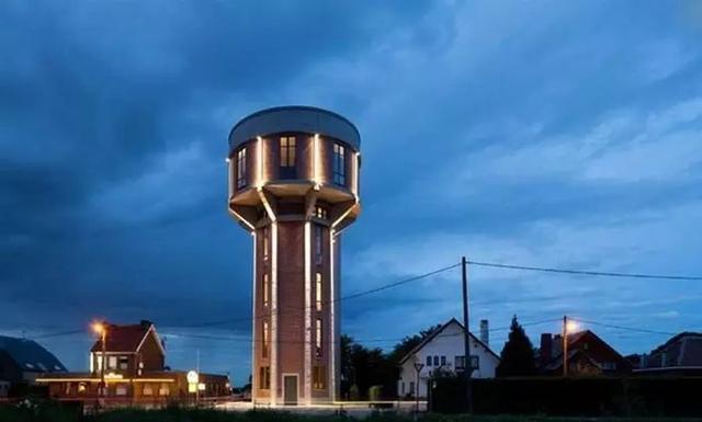 |他花30万买下一个废弃水塔，打造成360°全景房，有人出价1500万