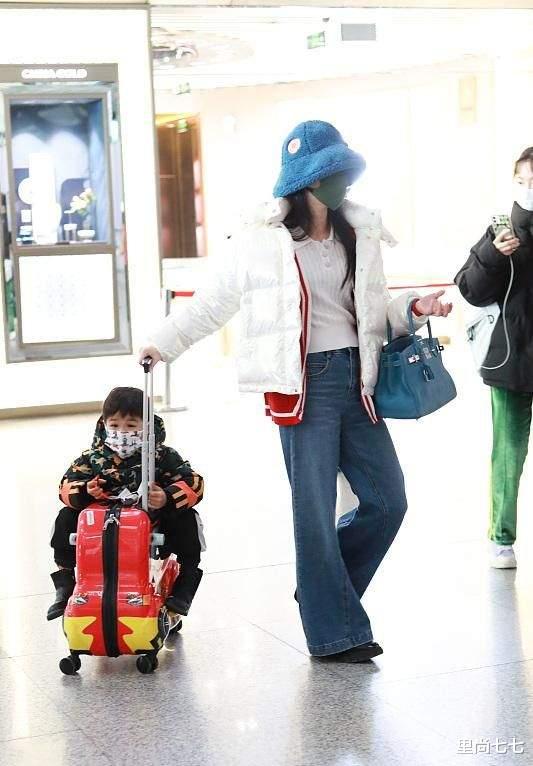 黄圣依|黄圣依罕带俩儿子走机场，拎10万包带仨助理，9岁长子爆肥大变样