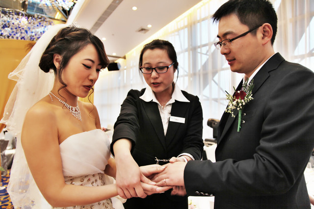 我喜欢你恩|前女友大闹婚礼现场：让你房产证加我的名字，你却转身娶了女闺蜜
