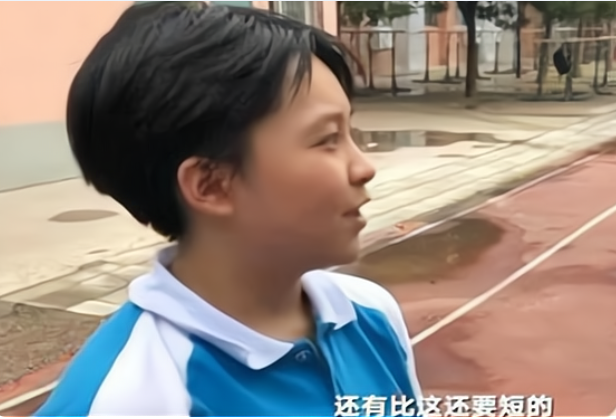 发型 初中生“发型标准”公布，女生看起来像男生，男生接近光头