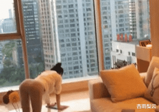 鑫宝聊育儿|美女光顾着整理头发，上衣扣子开了都不知道，我要不要提醒她？哈哈哈