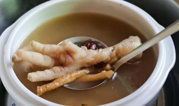 动脉粥样硬化|女生冬天手脚冰气血虚，一定要常喝这3道汤，驱寒活血，气色红润