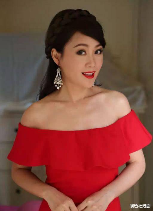 秦海璐|51岁古装美人梁小冰社交网跳热舞，一身少女装扮，却自嘲萝卜腿