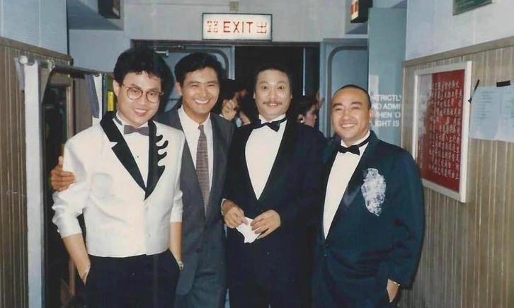 吴孟达|吴孟达追悼会：周星驰满脸憔悴低调现身，周润发刘德华送花圈悼念