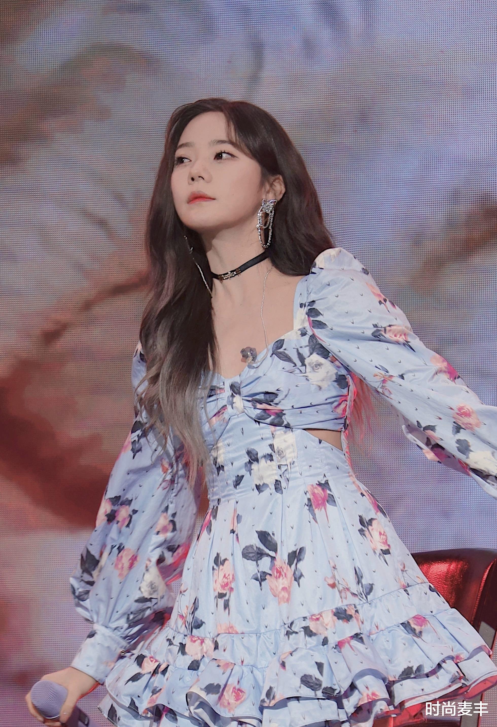 连衣裙|张紫宁随手一拍都是大片，碎花连衣裙配高马尾，活泼开朗的邻家妹妹