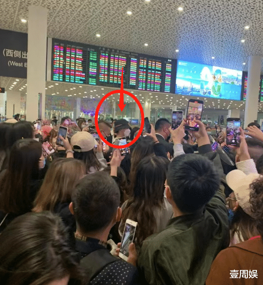 流量明星|某流量明星现身机场排场真大,堪比春运高峰期,生怕别人认不出?