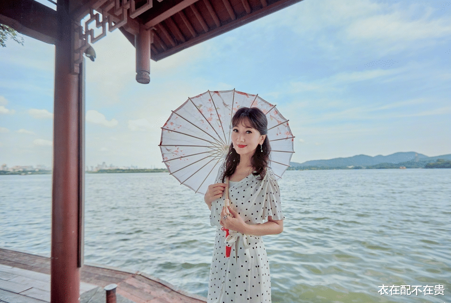 赵雅芝|赵雅芝29年后再扮经典造型，穿波点裙优雅端庄，67岁容貌变化不大