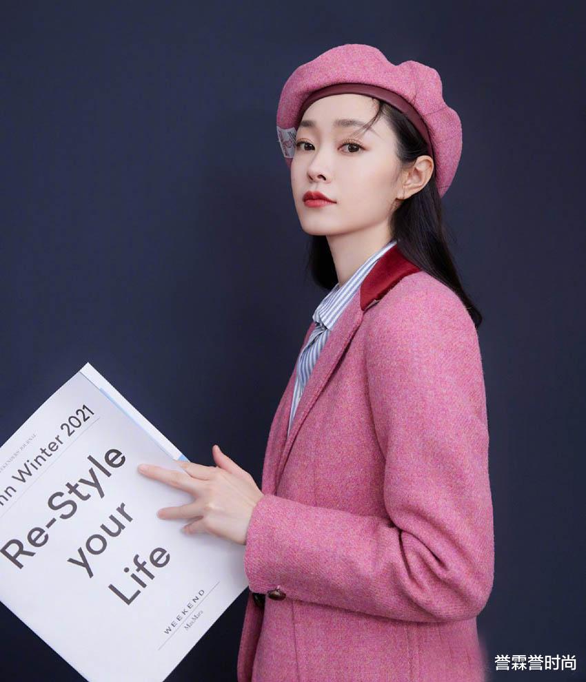 誉霖誉时尚 宋轶这款造型靓了！穿粉色带粉色，发型弄成“逗号”刘海还挺甜美