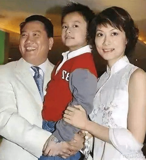 万梓良|万梓良儿子长大了，18岁的他斯文帅气，和父亲是不同类型的帅哥