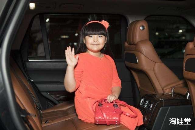 淘娃堂|大S女儿“公主坐姿”获赞,网友:好教养伪装不了,细节上体现真实