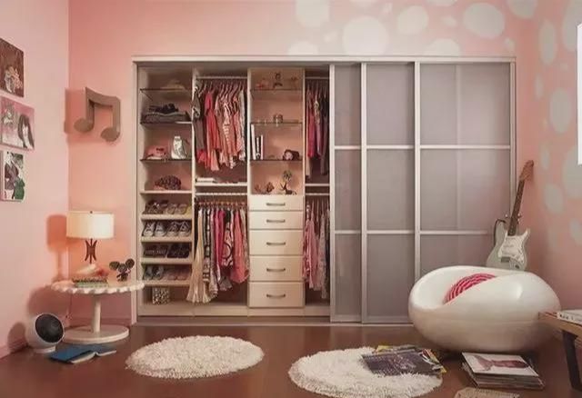越来越多人不买衣柜了,现在流行这么弄,美观实用省空间