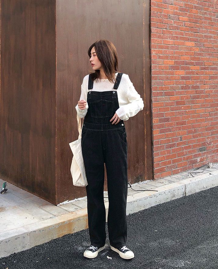 宝贝你别闹 小个子女生秋天怎么穿才好看?一条牛仔背带裤轻松搞定,简约时髦