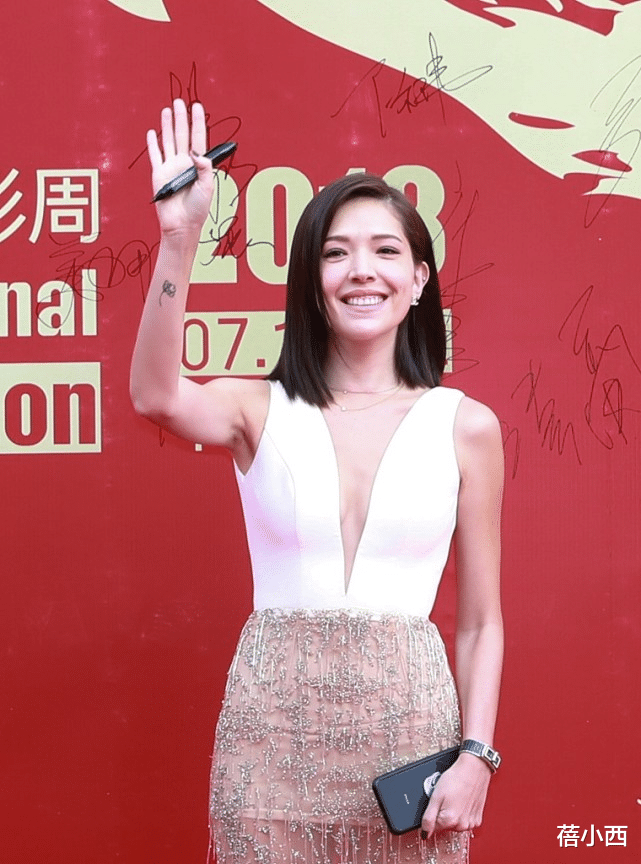 许玮甯|许玮甯不愧是阮经天的前女友，穿深V领连衣裙领口开到腰，太惊艳