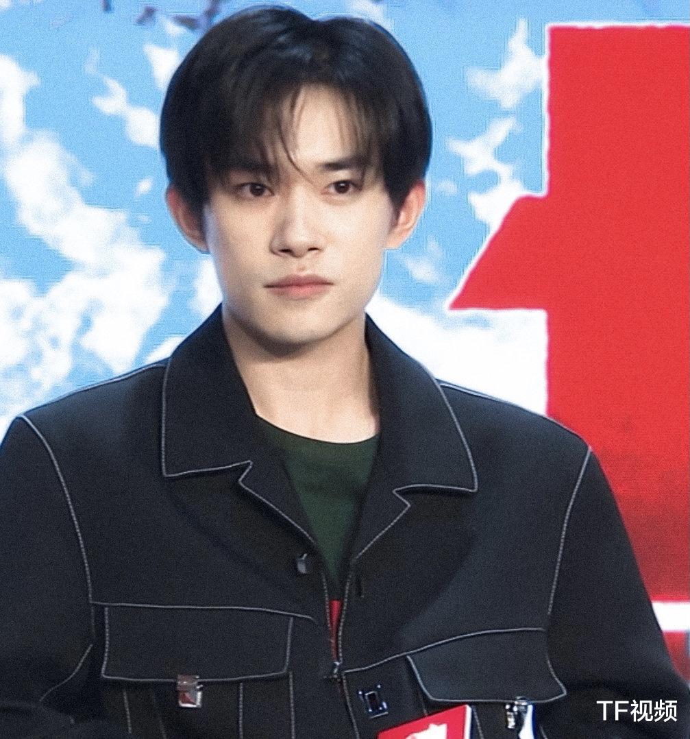 易烊千玺|易烊千玺金鸡奖彩排照流出，采用最新公式照，与韦一航反差太大